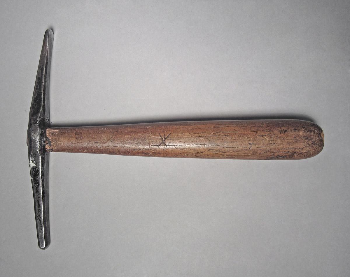 1986.0050.813.001.047, Hammer, side 2