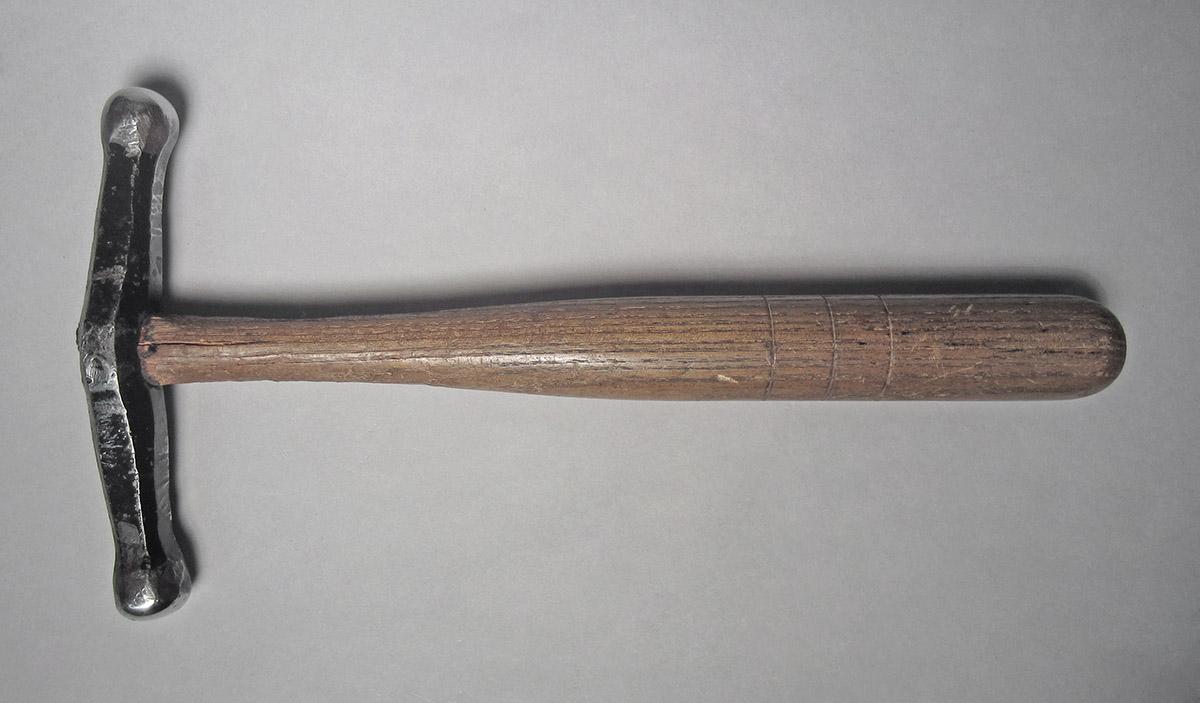 1986.0050.813.001.048, Hammer, side 1