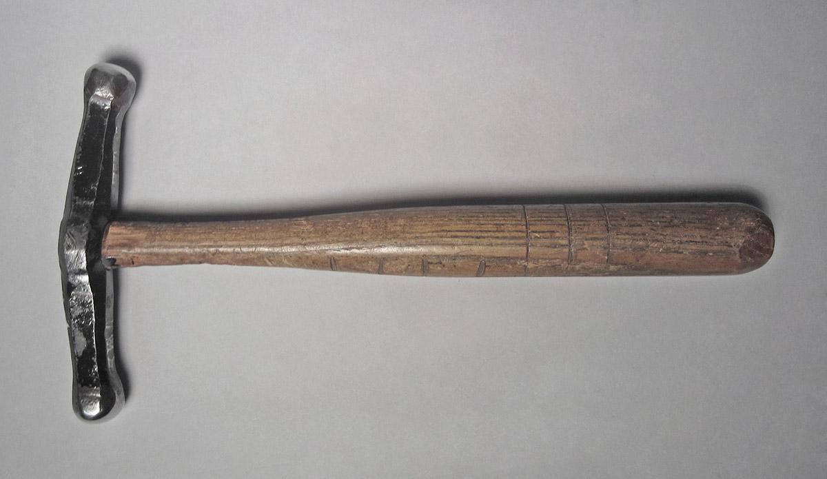 1986.0050.813.001.048, Hammer, side 2
