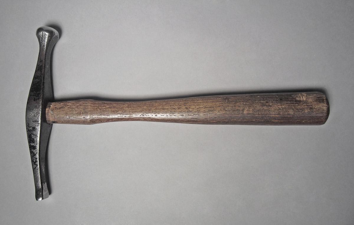 1986.0050.813.001.049, Hammer, side 1