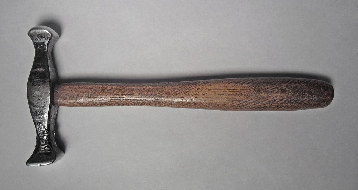 1986.0050.813.001.050, Hammer, side 1