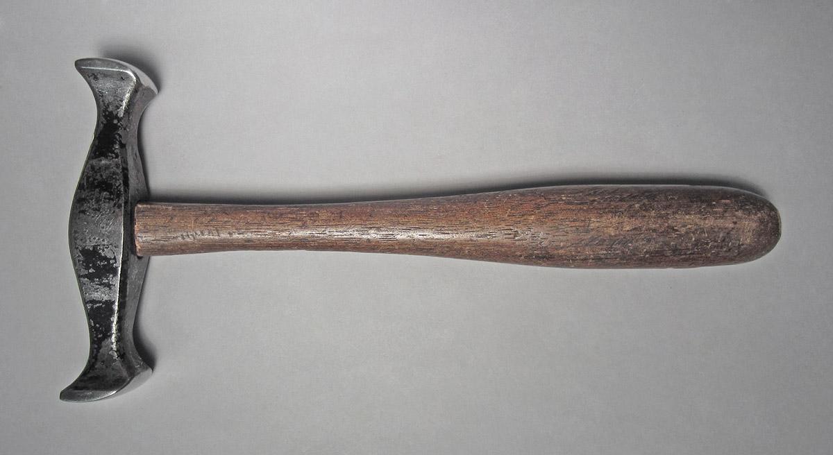 1986.0050.813.001.051, Hammer, side 1