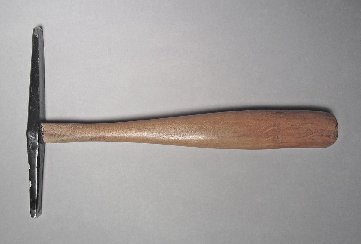 1986.0050.813.001.054, Hammer, side 1