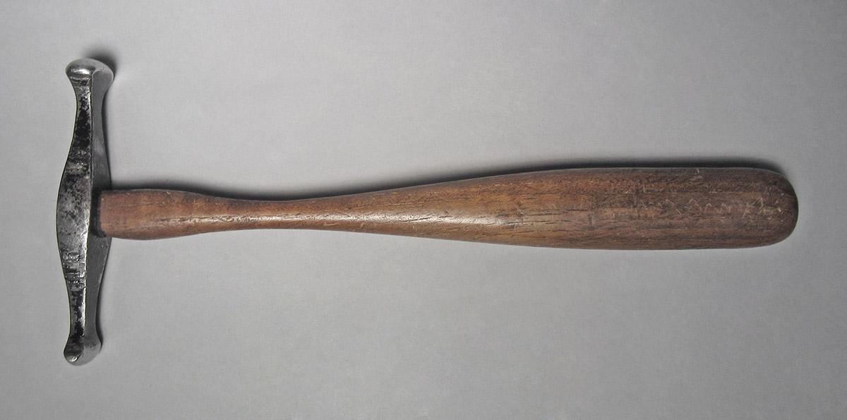 1986.0050.813.001.055, Hammer, side 1