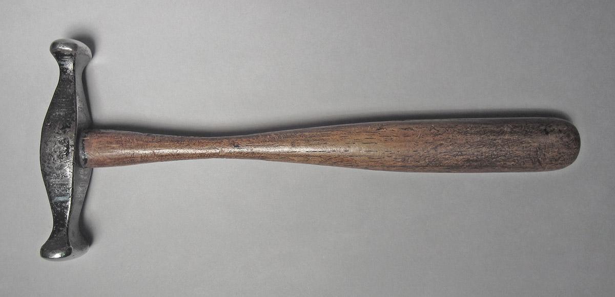 1986.0050.813.001.056, Hammer, side 1