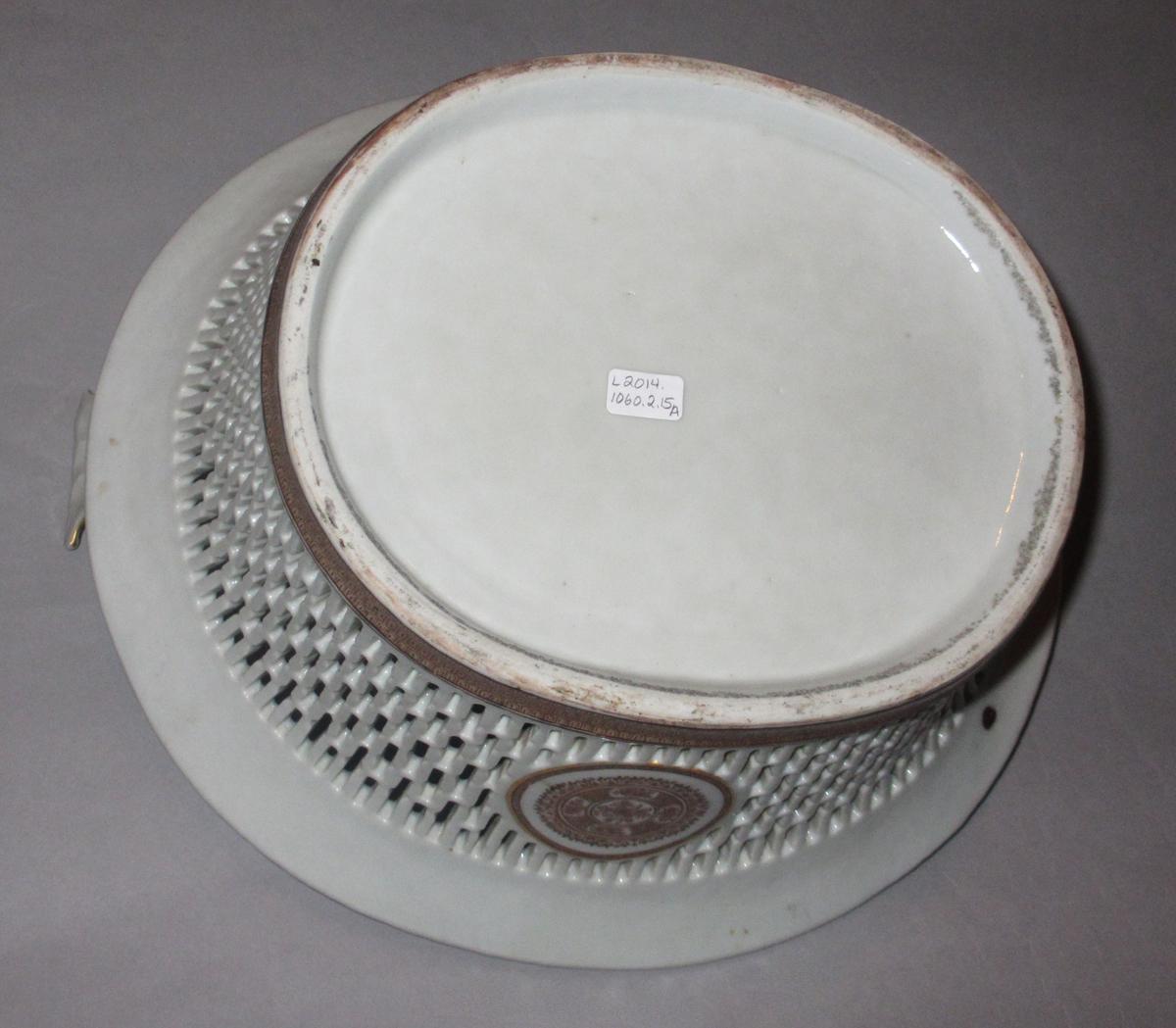 2015.0030.002.015 A Basket underside