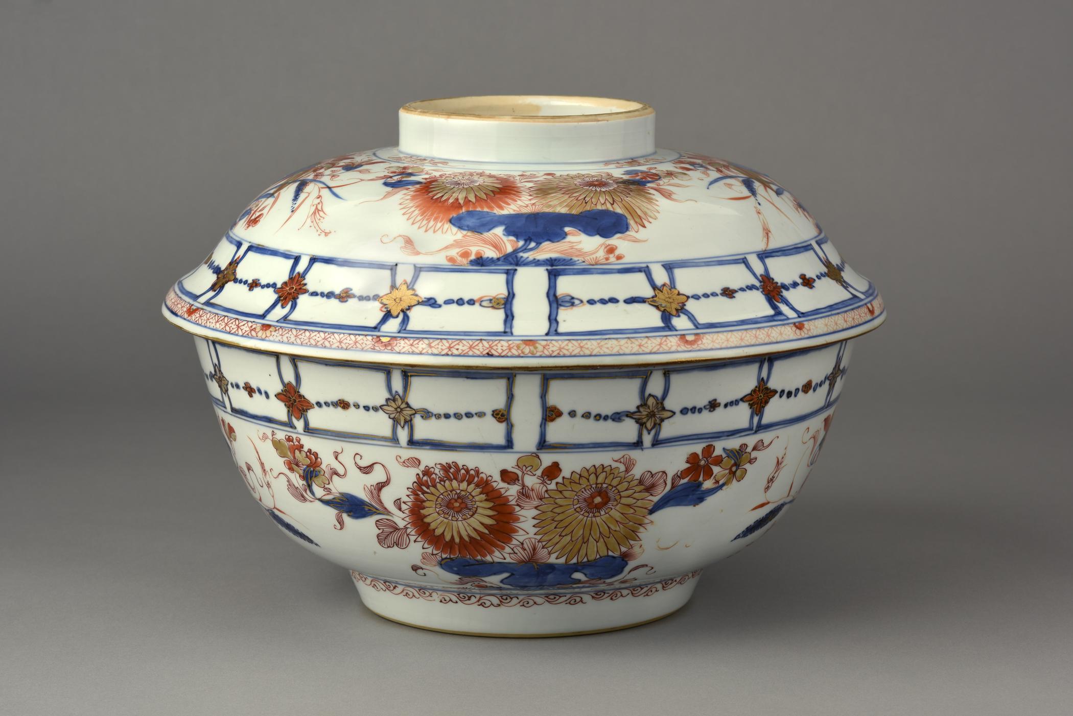 2015.0001 A, B Bowl and cover, view 1
