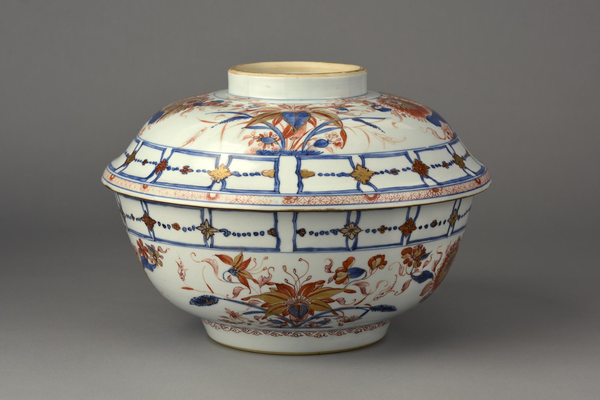 2015.0001 A, B Bowl and cover, view 2