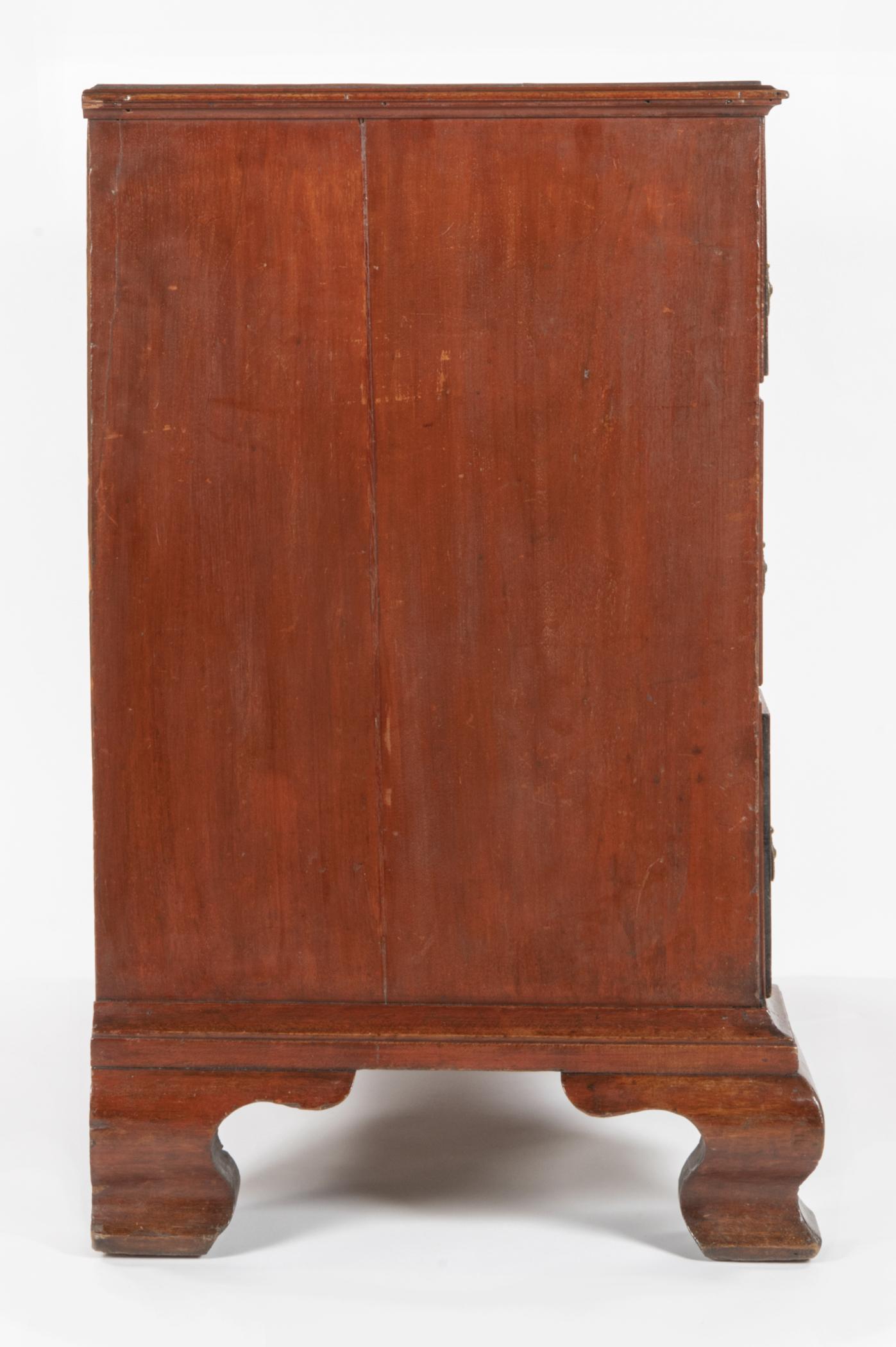 2015.0002 Chest of drawers, view 4