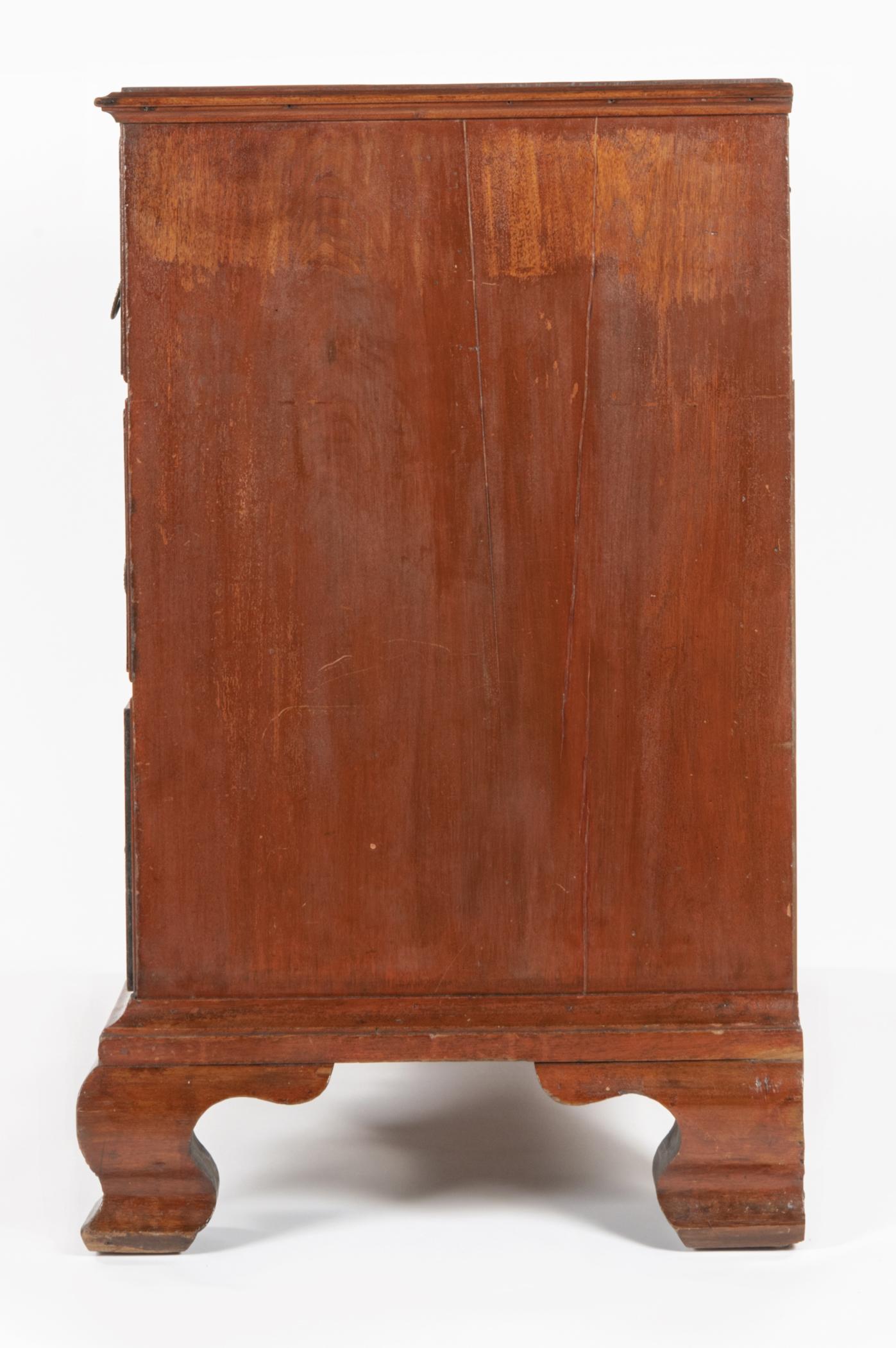 2015.0002 Chest of drawers, view 5