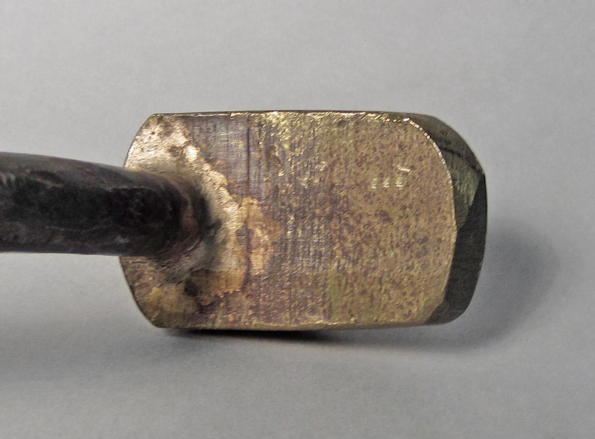 1986.0050.701, Shaping stake, head bottom