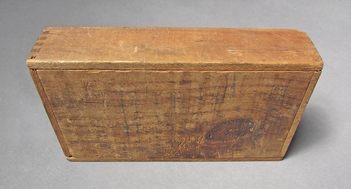 1969.9047, Clock movement, box bottom