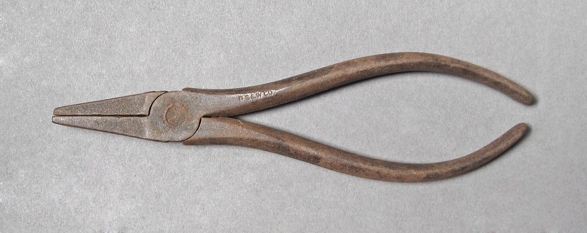 1969.9057, Pliers, side 1