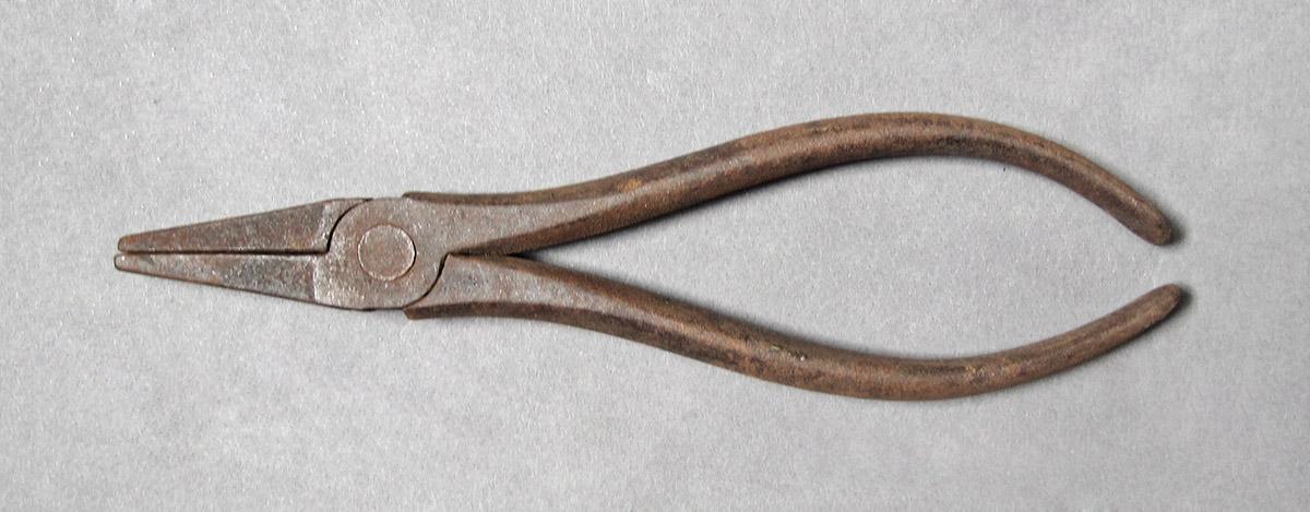 1969.9057, Pliers, side 2