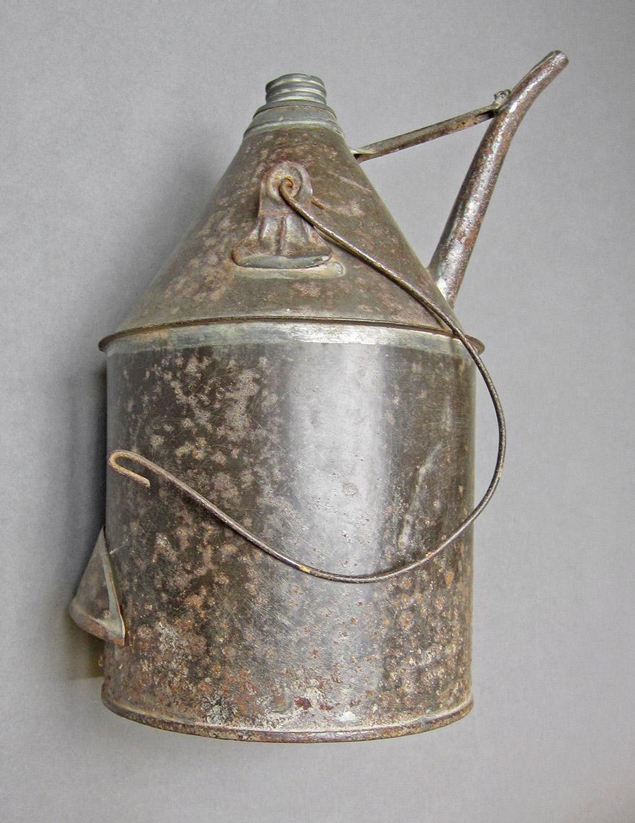 1969.9072, Oil can, side 1