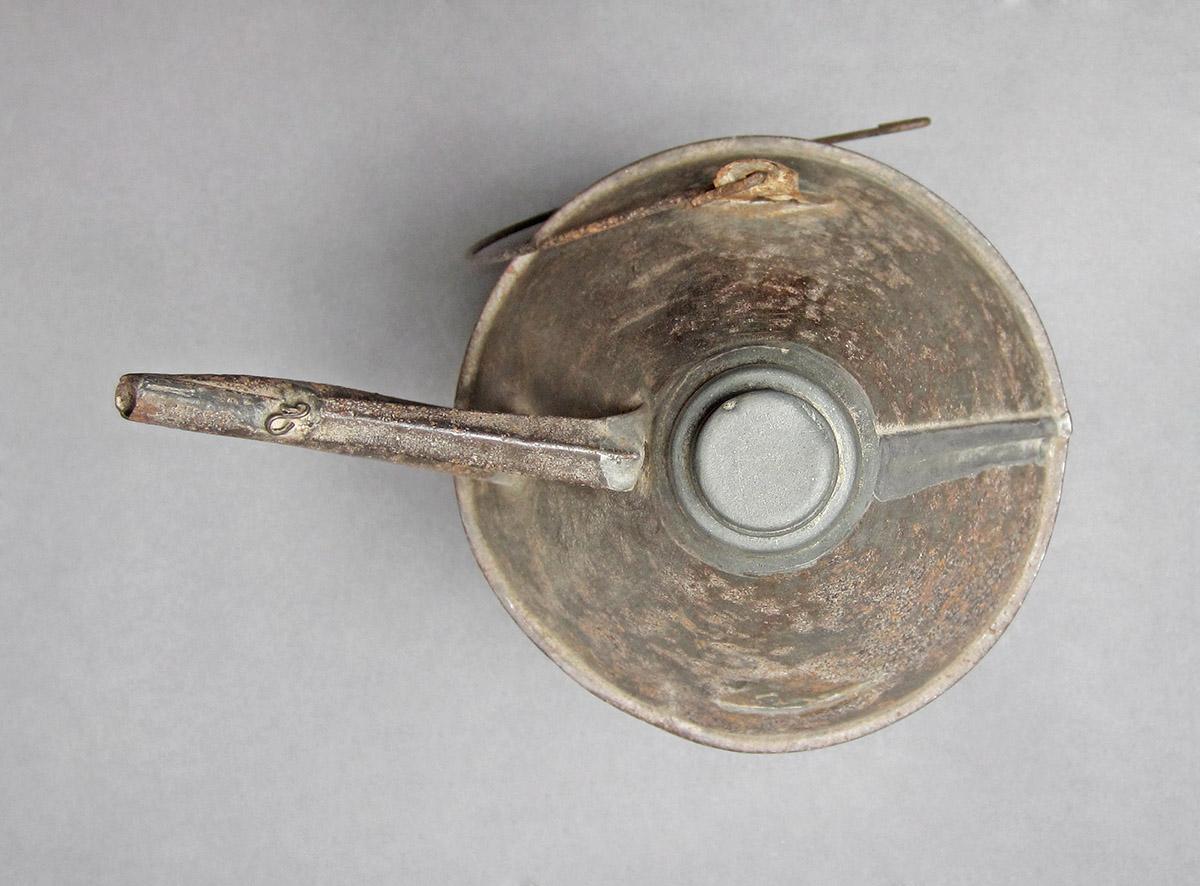 1969.9072, Oil can, top