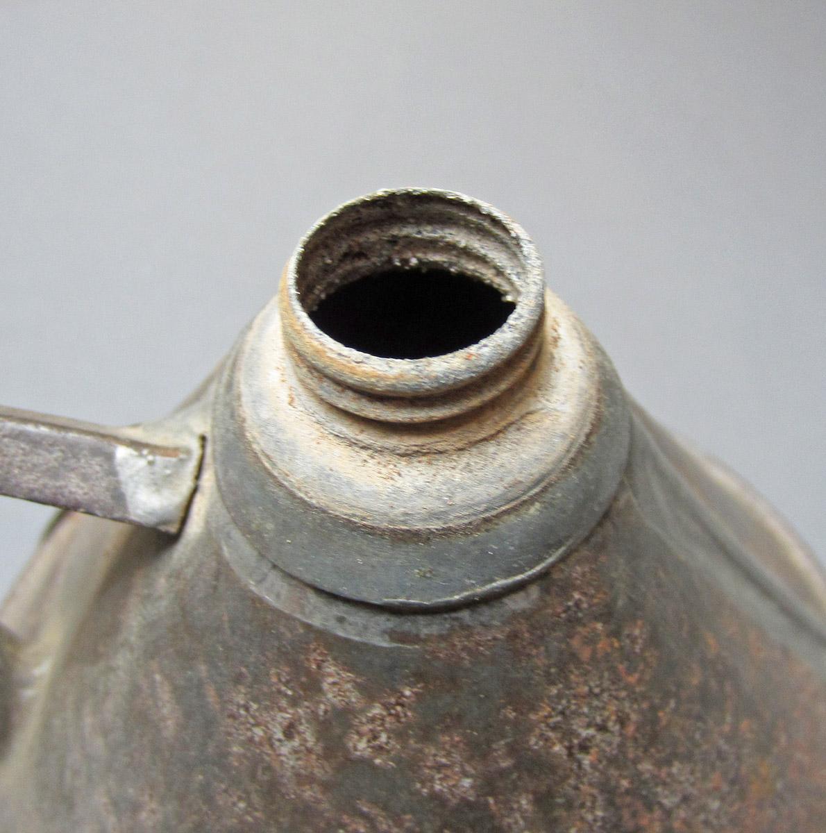 1969.9072, Oil can, opening