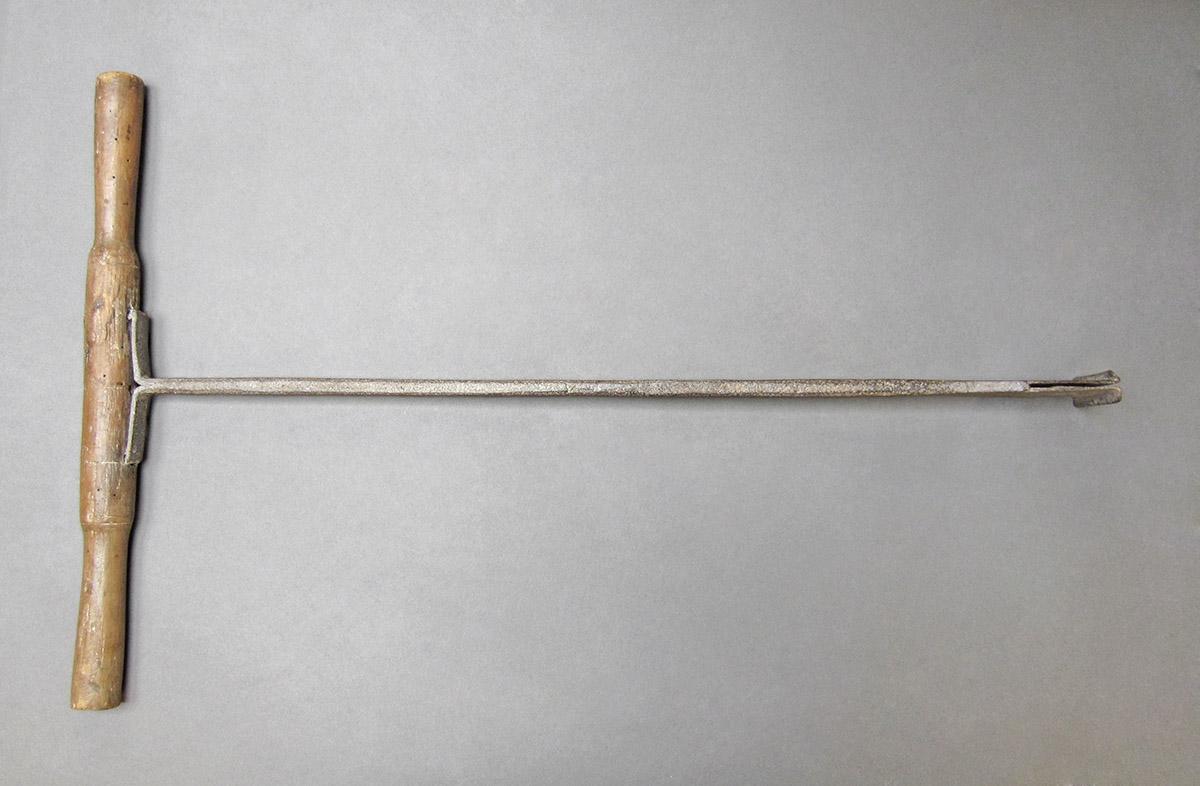 1969.9101, Handle, side 1