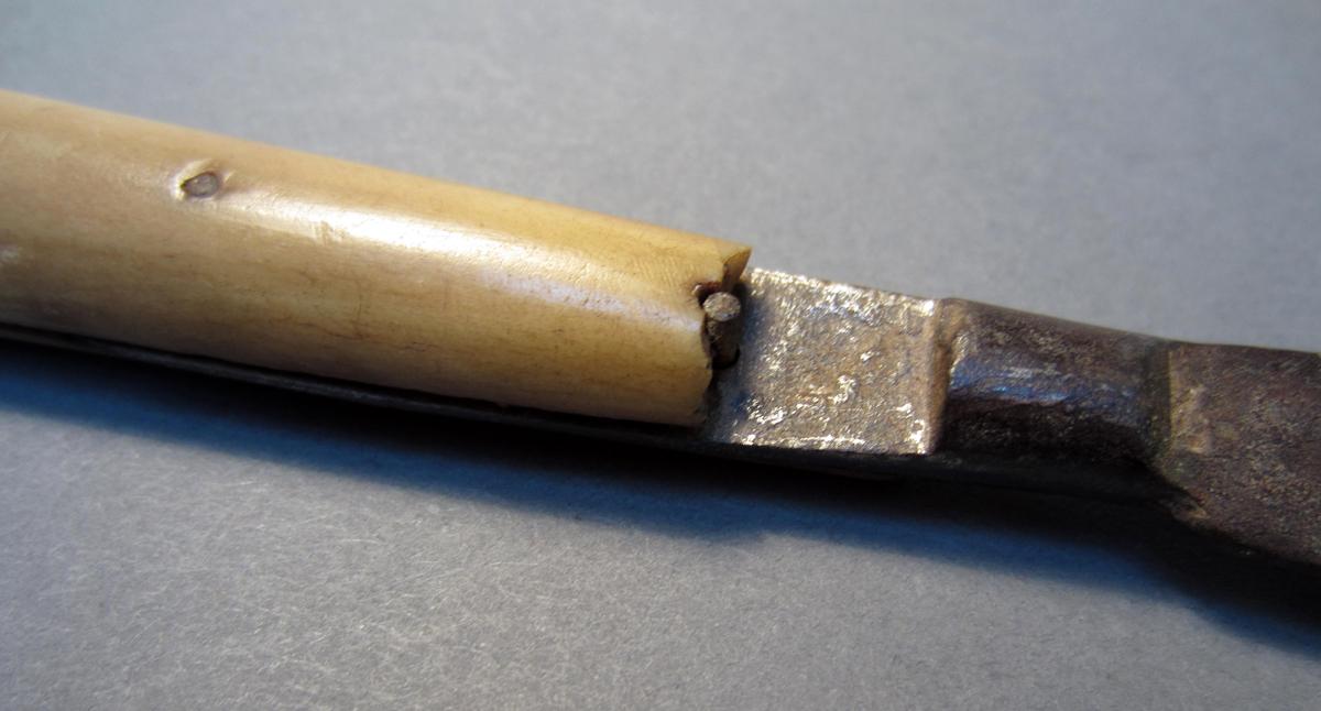 1969.9128 Knife, Handle