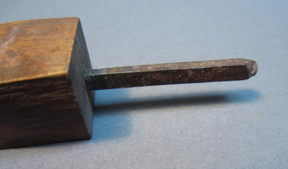 1969.9131 Bit, Detail