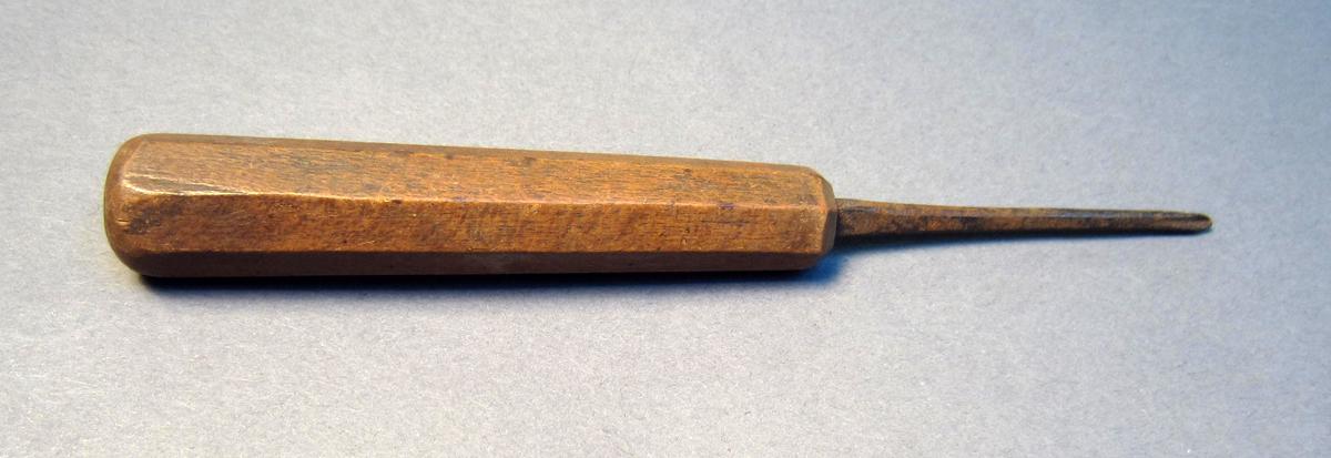 1969.9134 Gouge, Side