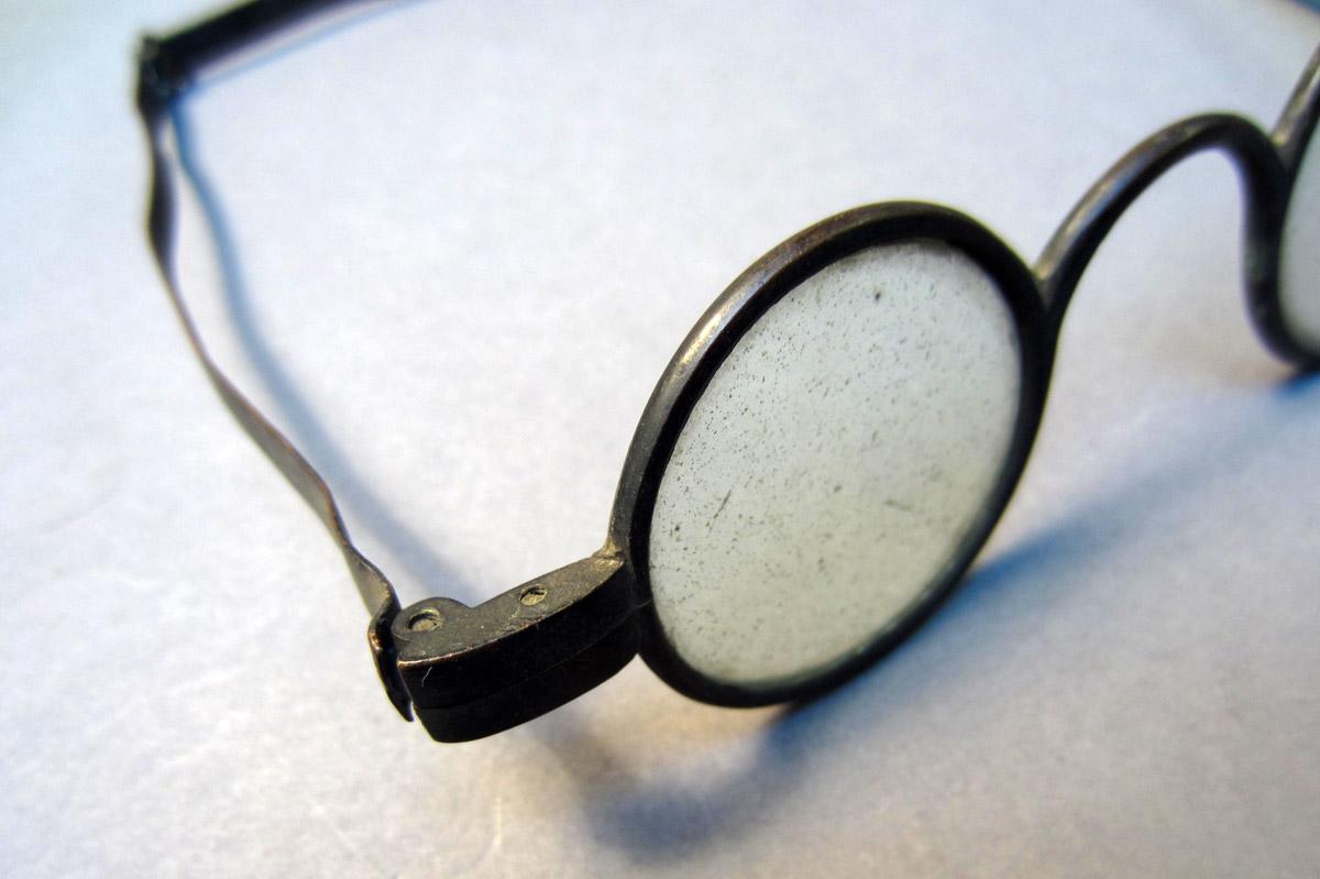 1969.9156 Eyeglasses, Hinge 2