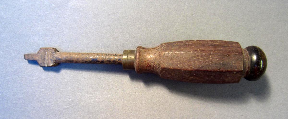 1969.9165 Turnscrew, View 1