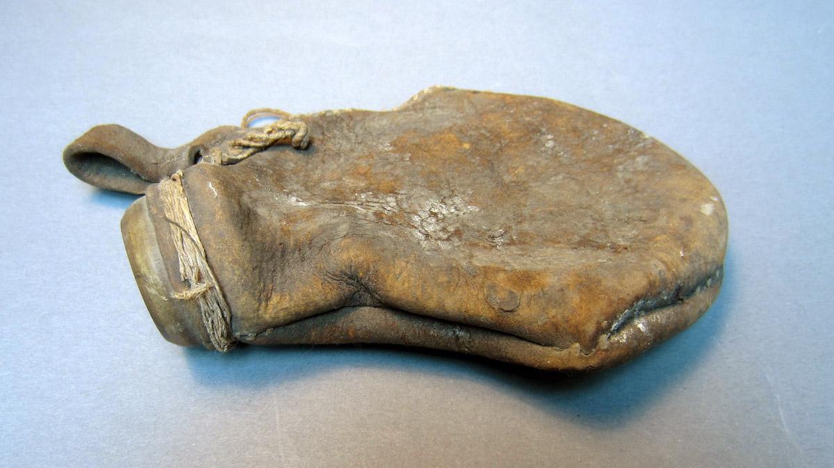 1969.9193 Flask, Detail 2