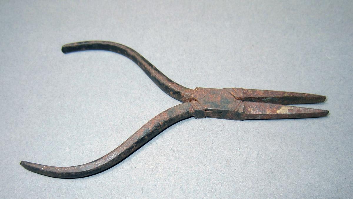 1969.9196 Pliers, View 3