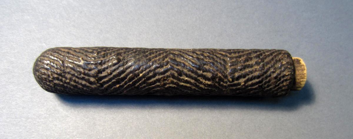 1969.9160.001 A, B Needle case, View 1