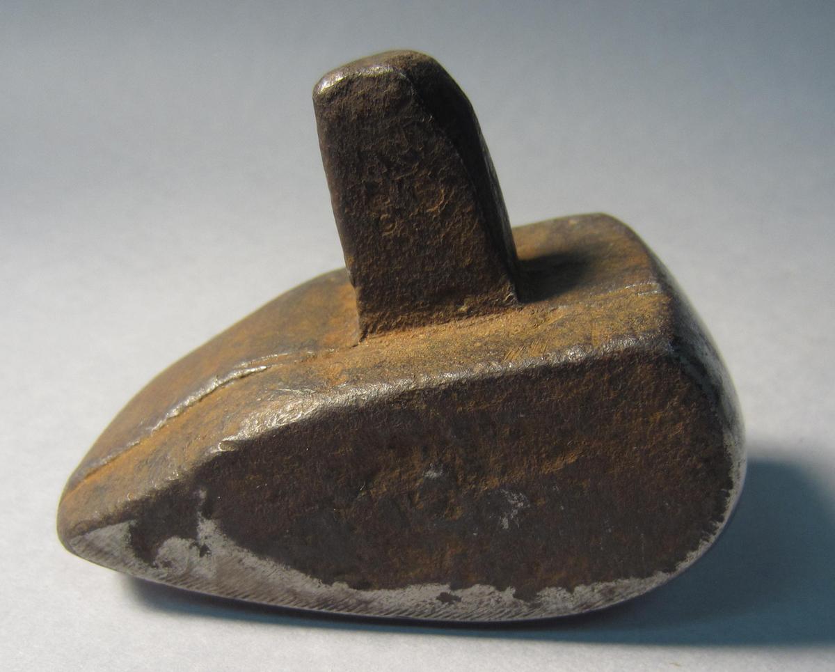 1986.0050.933 Planishing head, View 2