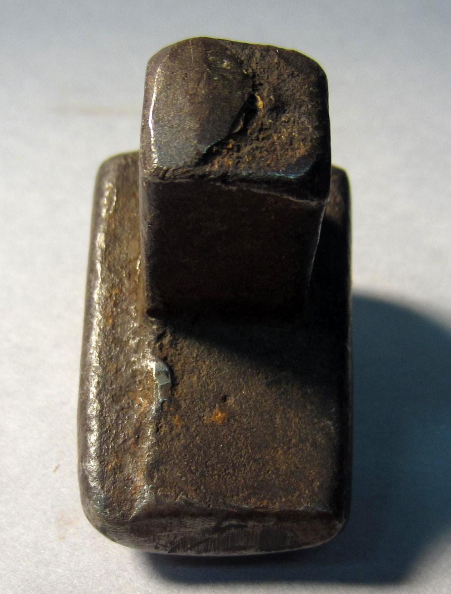 1986.0050.934 Planishing head, Underside
