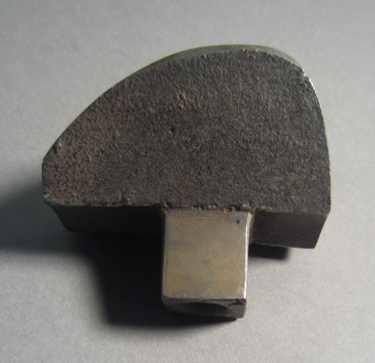 1986.0050.935 Planishing head, Side