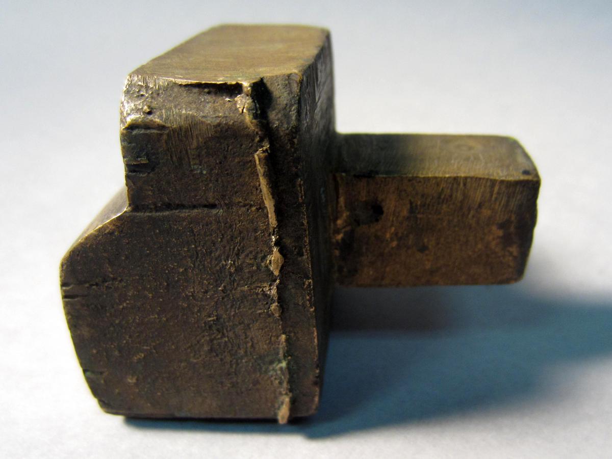 1986.0050.936 Planishing head, Side