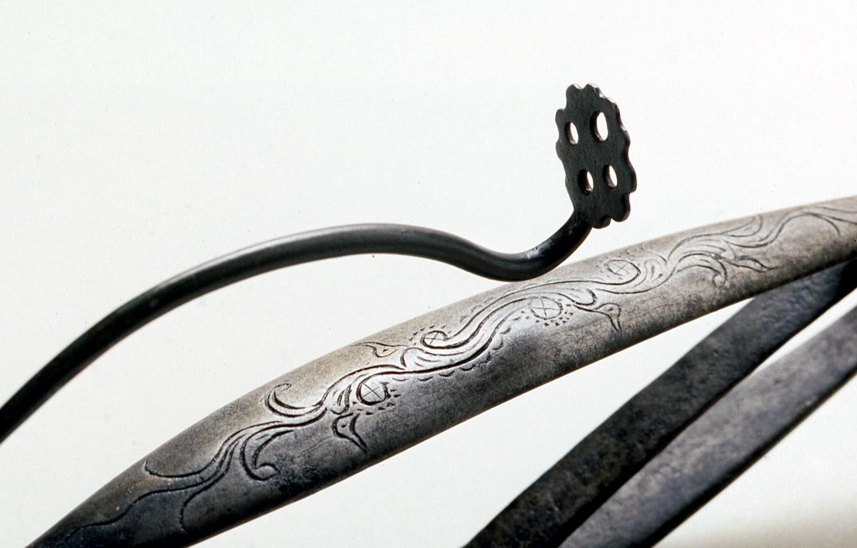 1953.0173.005 Tongs (detail)