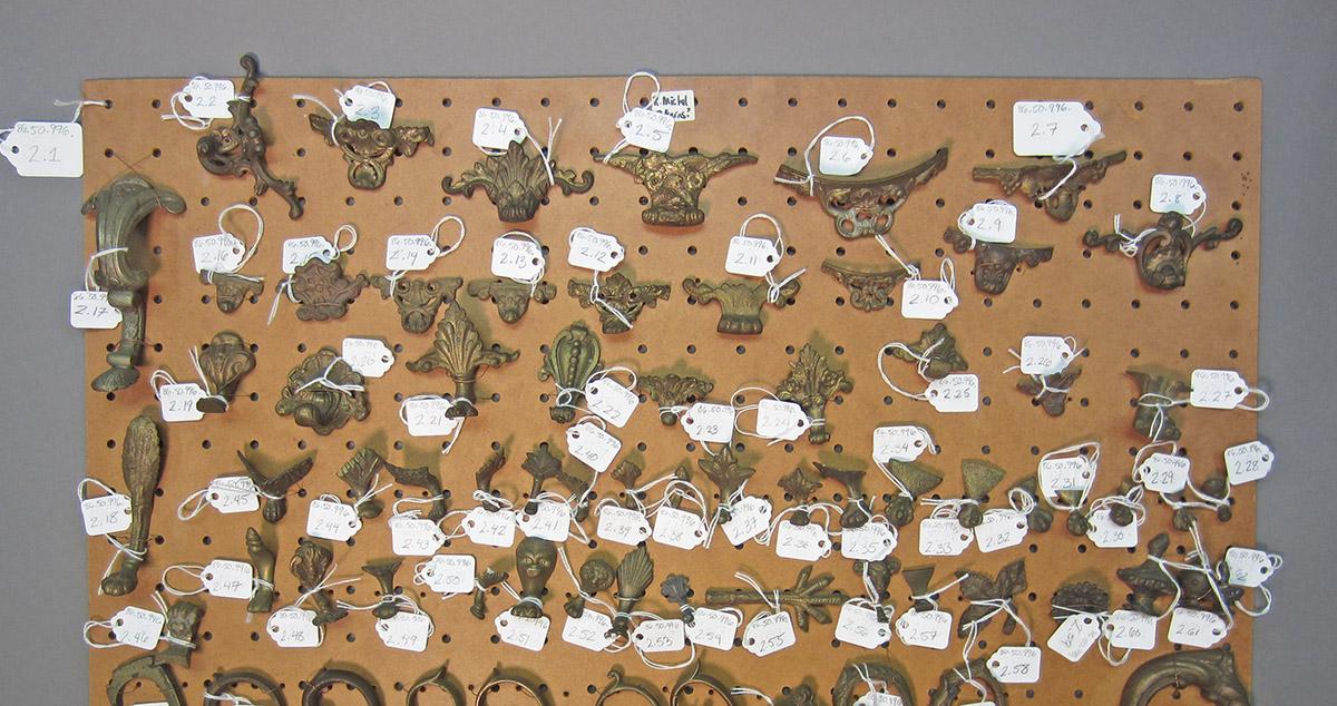1986.0050.996.002.001, Pegboard, feet