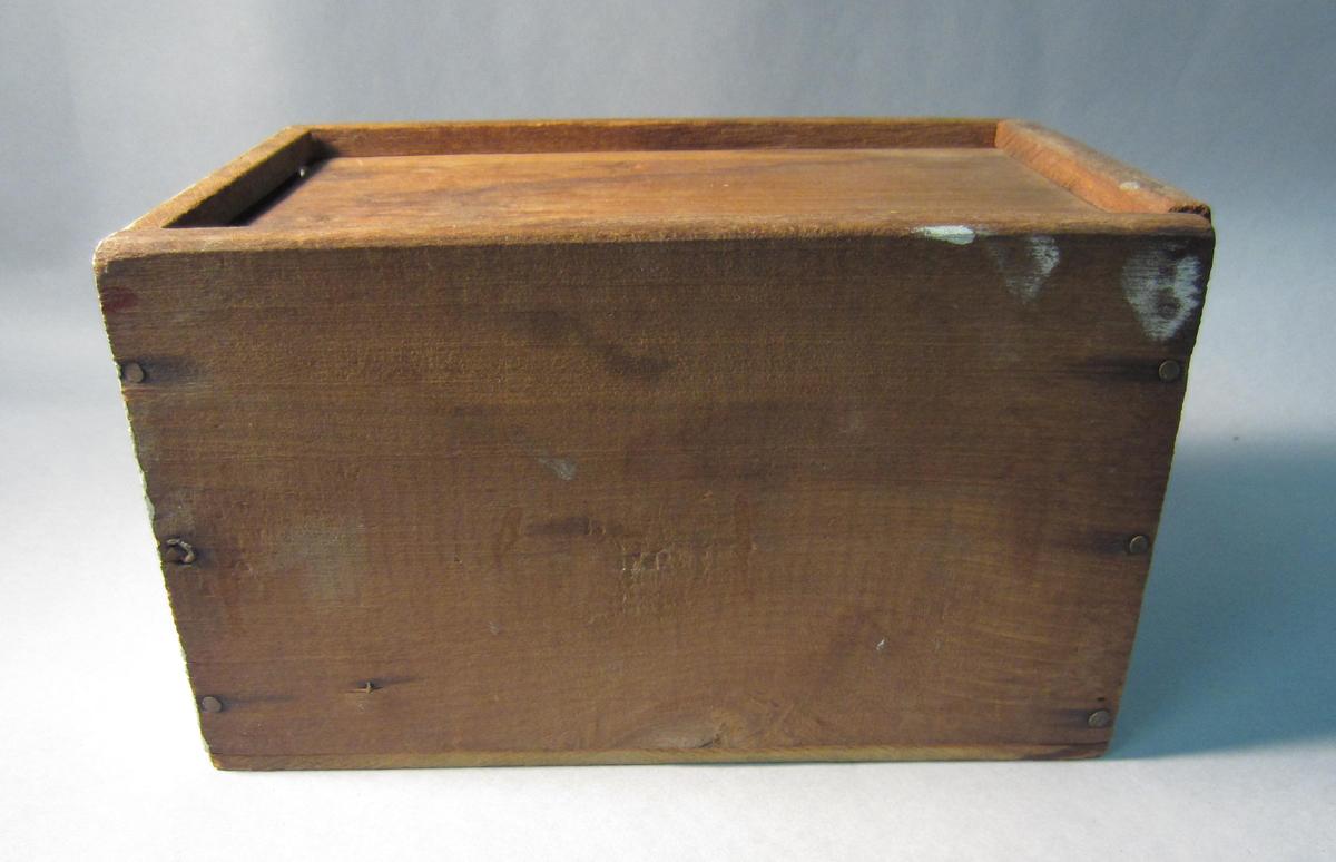 1986.0050.988 A Box of handles, Side