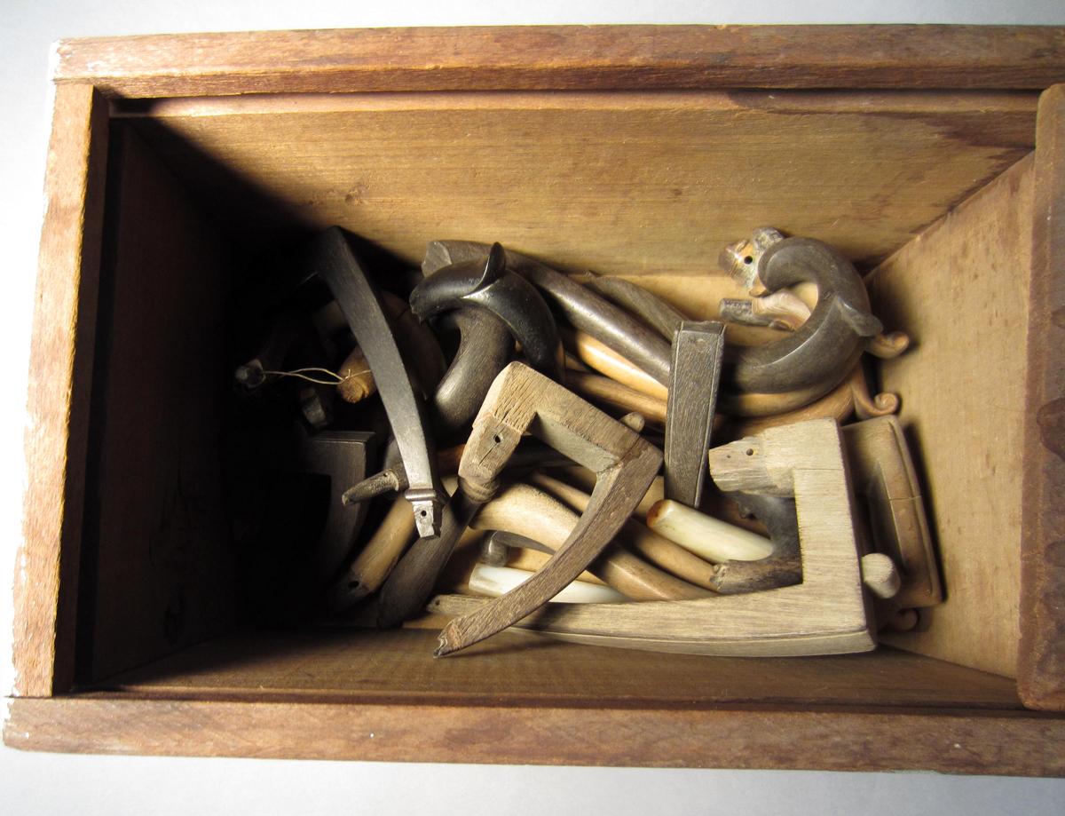1986.0050.988 A-B Box of handles, Interior