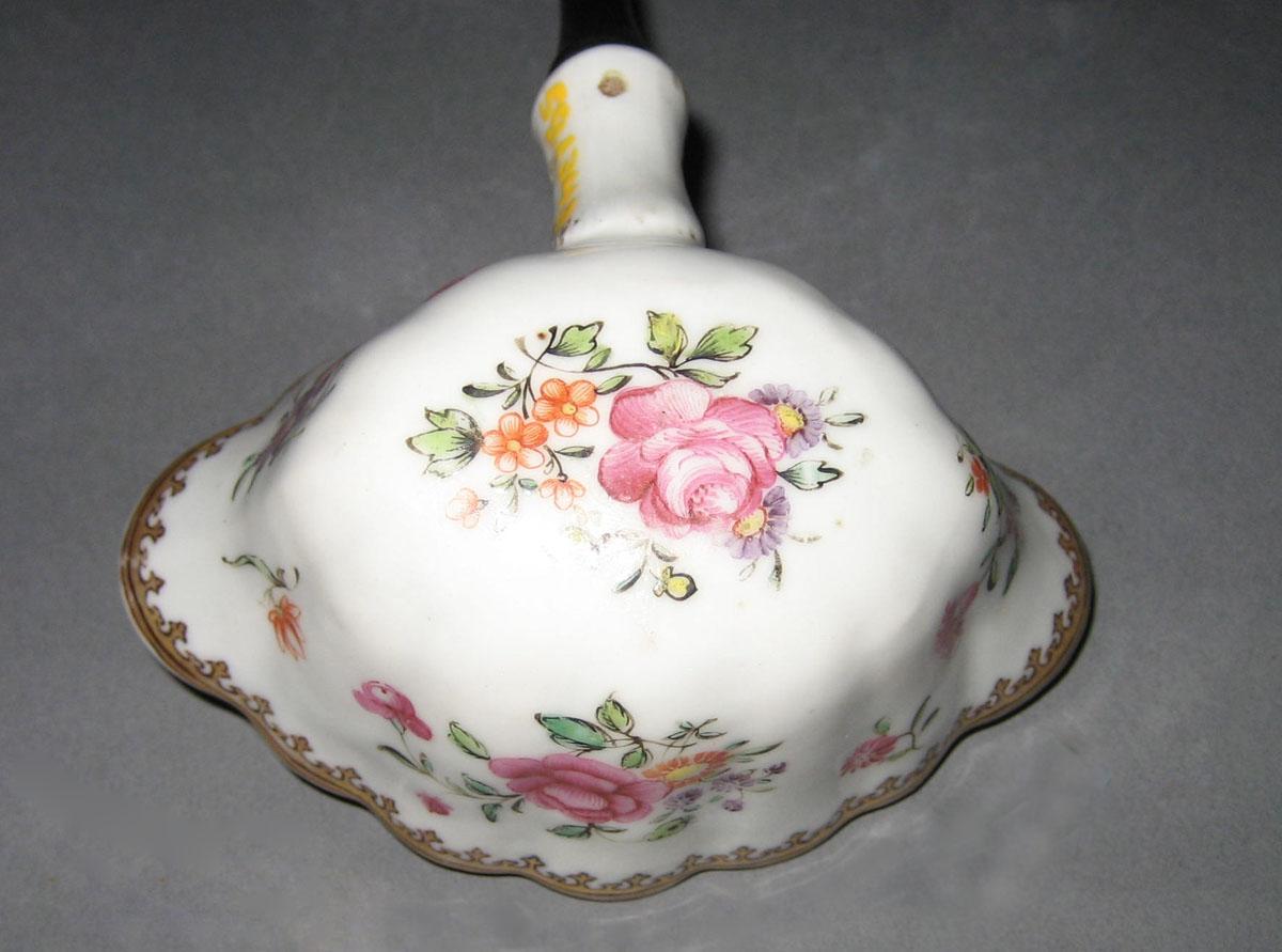 1959.1343 Porcelain Ladle underside