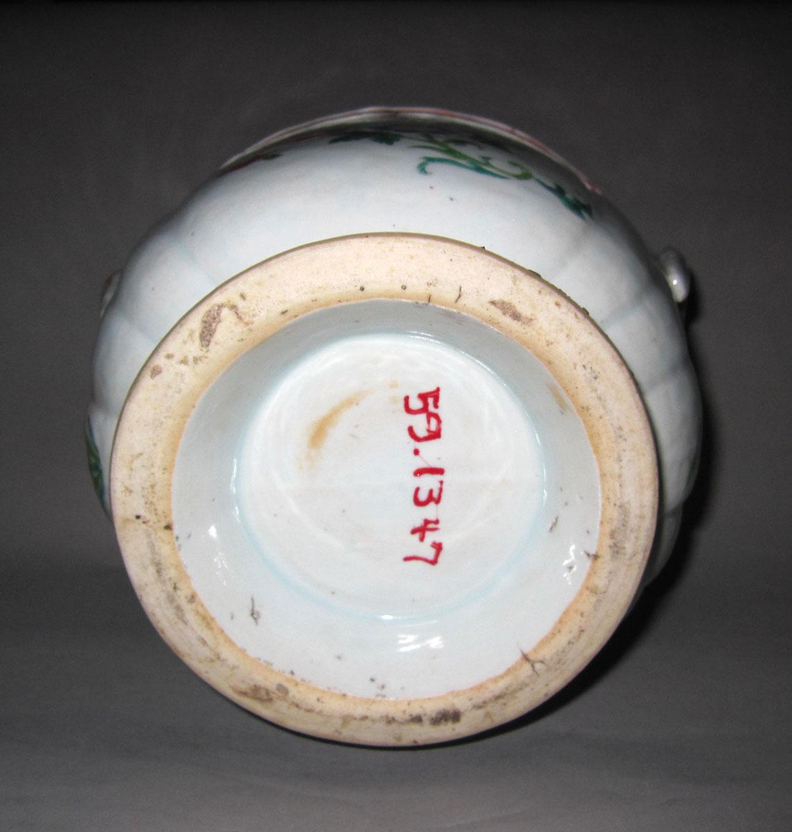 1959.1347 Porcelain flower container underside