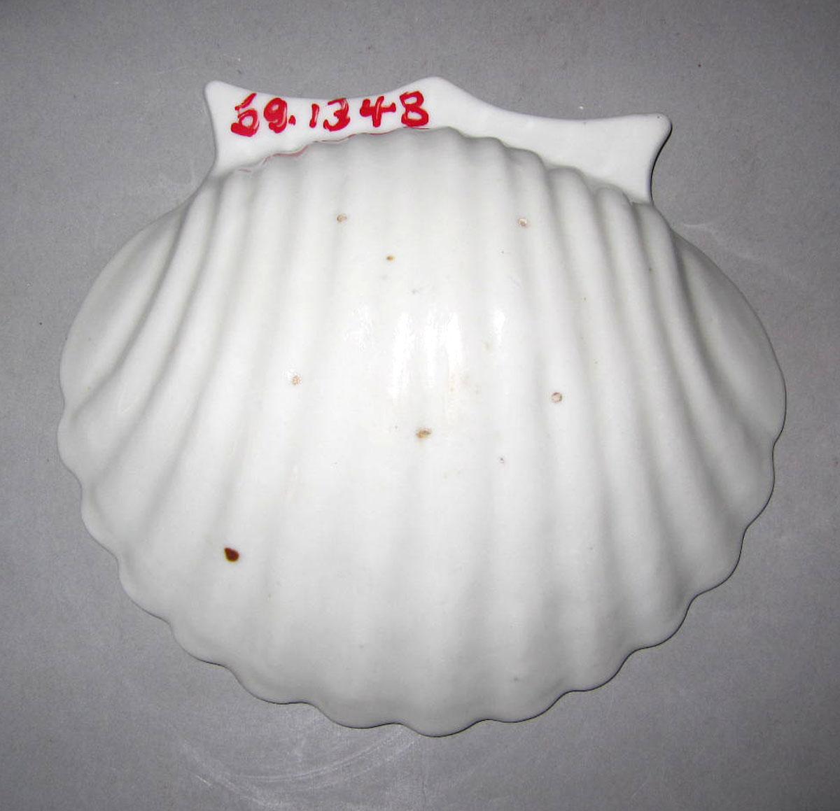 1959.1348 Porcelain shell dish underside