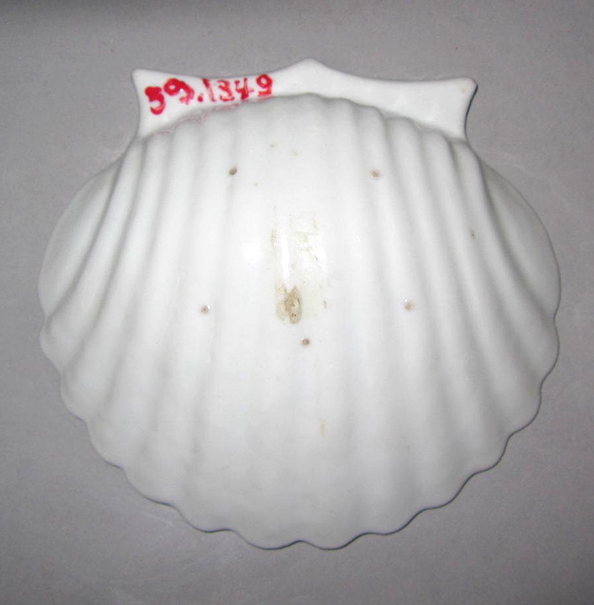 1959.1349 Porcelain shell dish underside