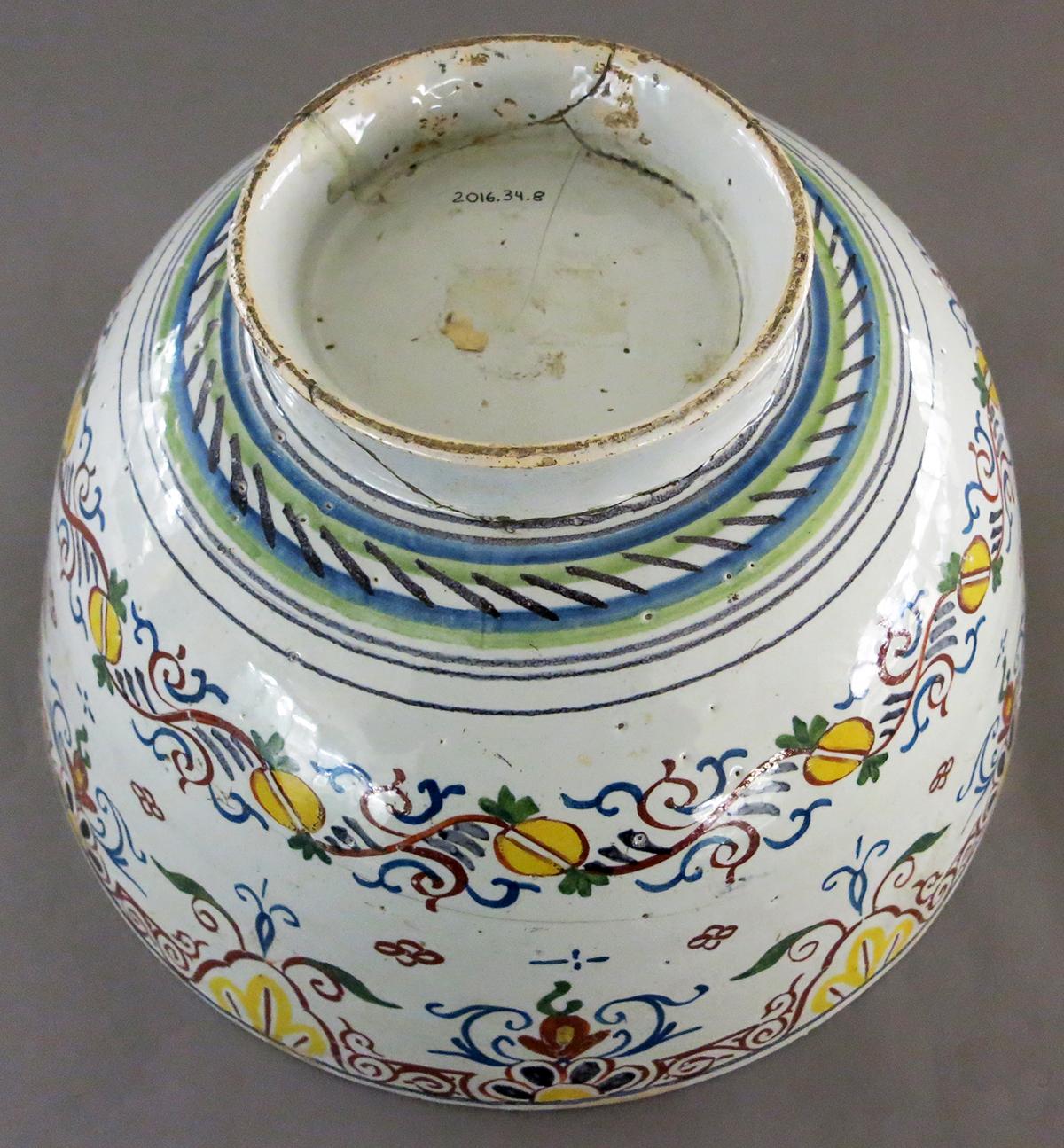 2016.0034.008 Bowl, Punch bowl bottom