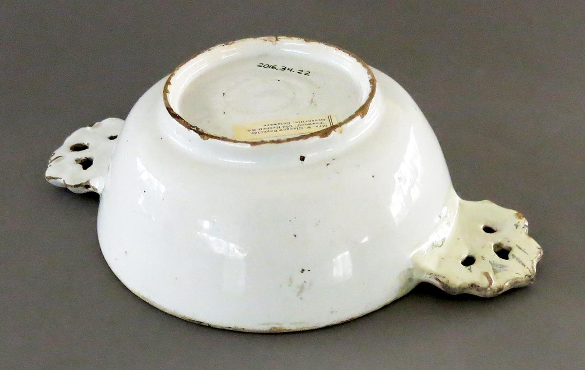 2016.0034.022 Porringer bottom angle