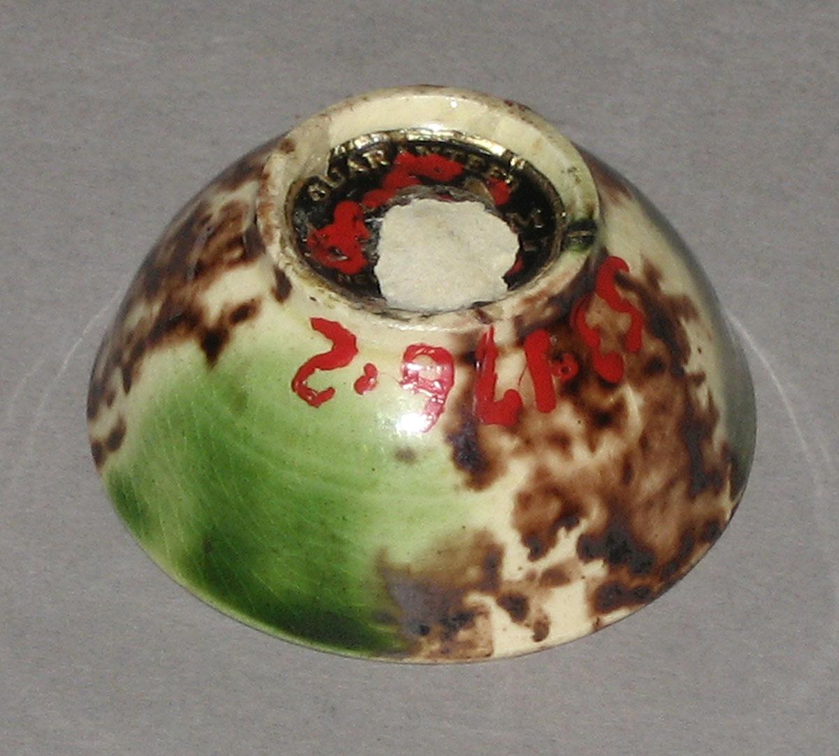 1953.0176.002 Miniature teabowl (underside)