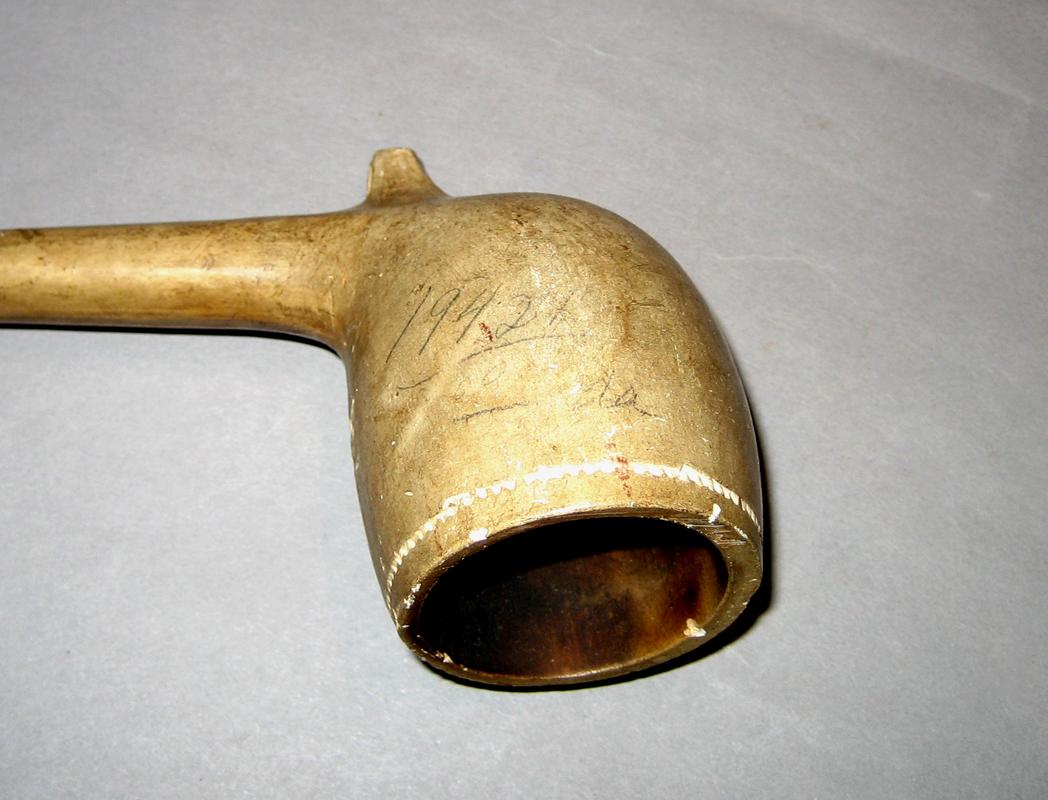 1959.1507 Pipe (inscription)