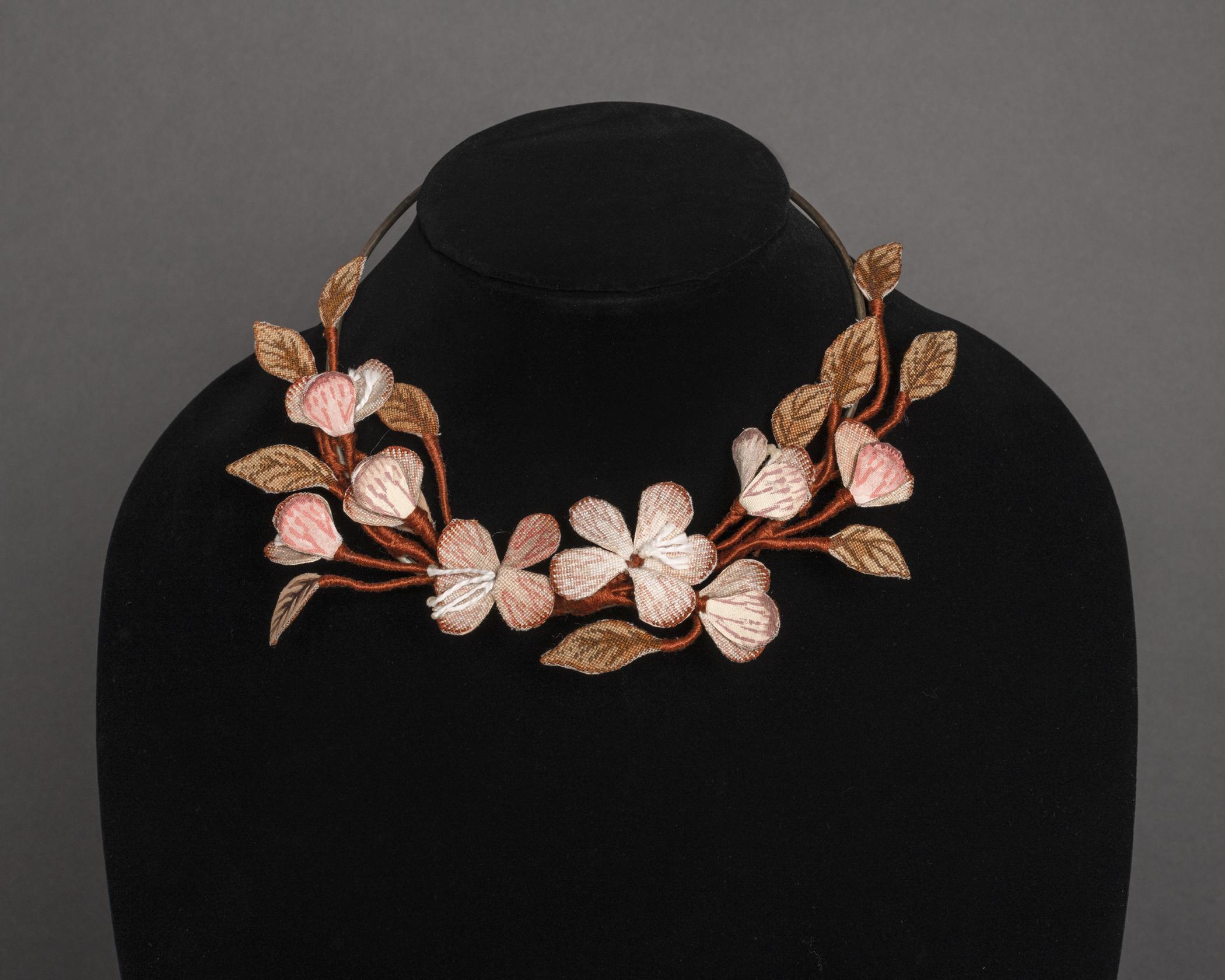 2015.0047.033 Necklace, view 2