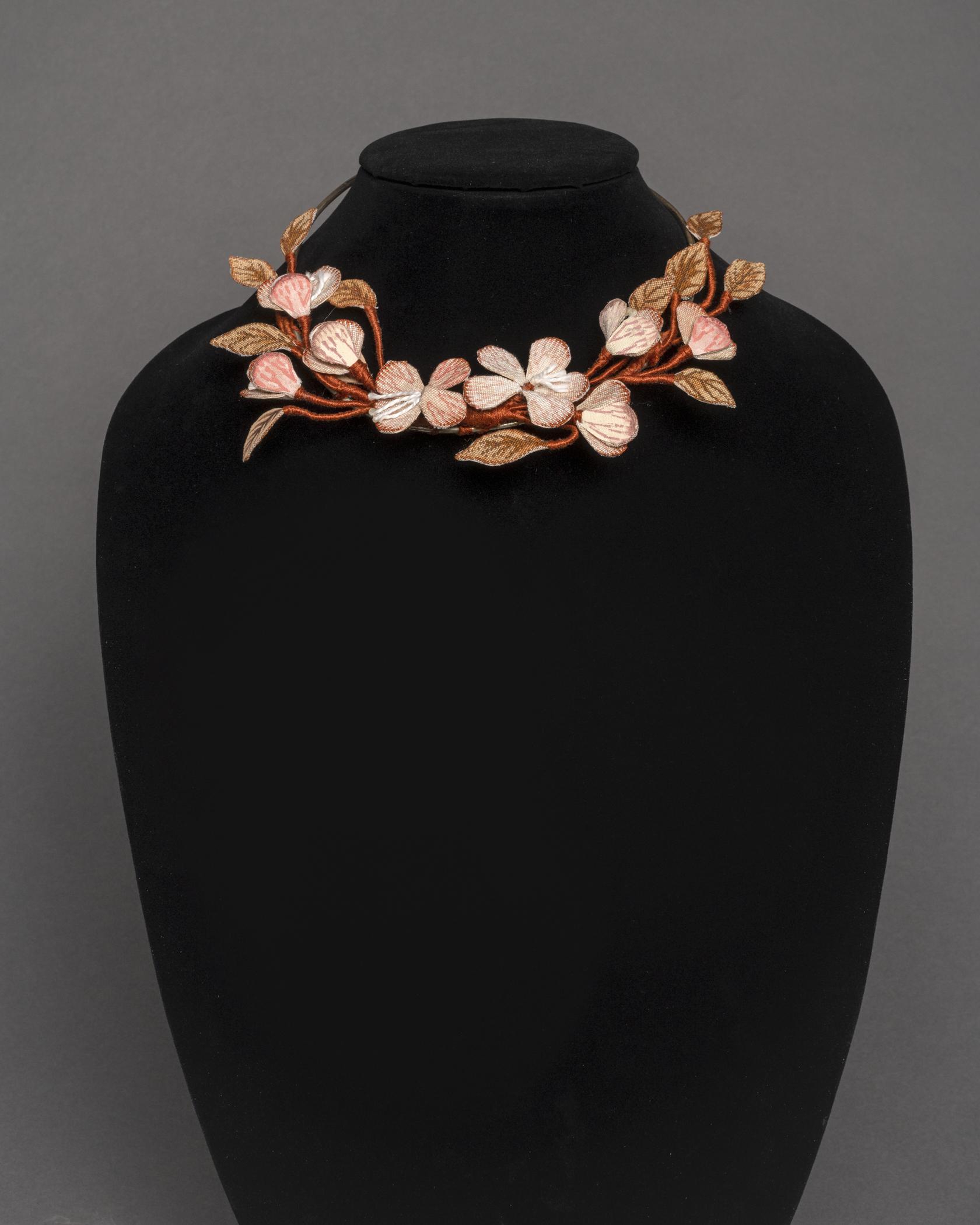 2015.0047.033 Necklace, view 1