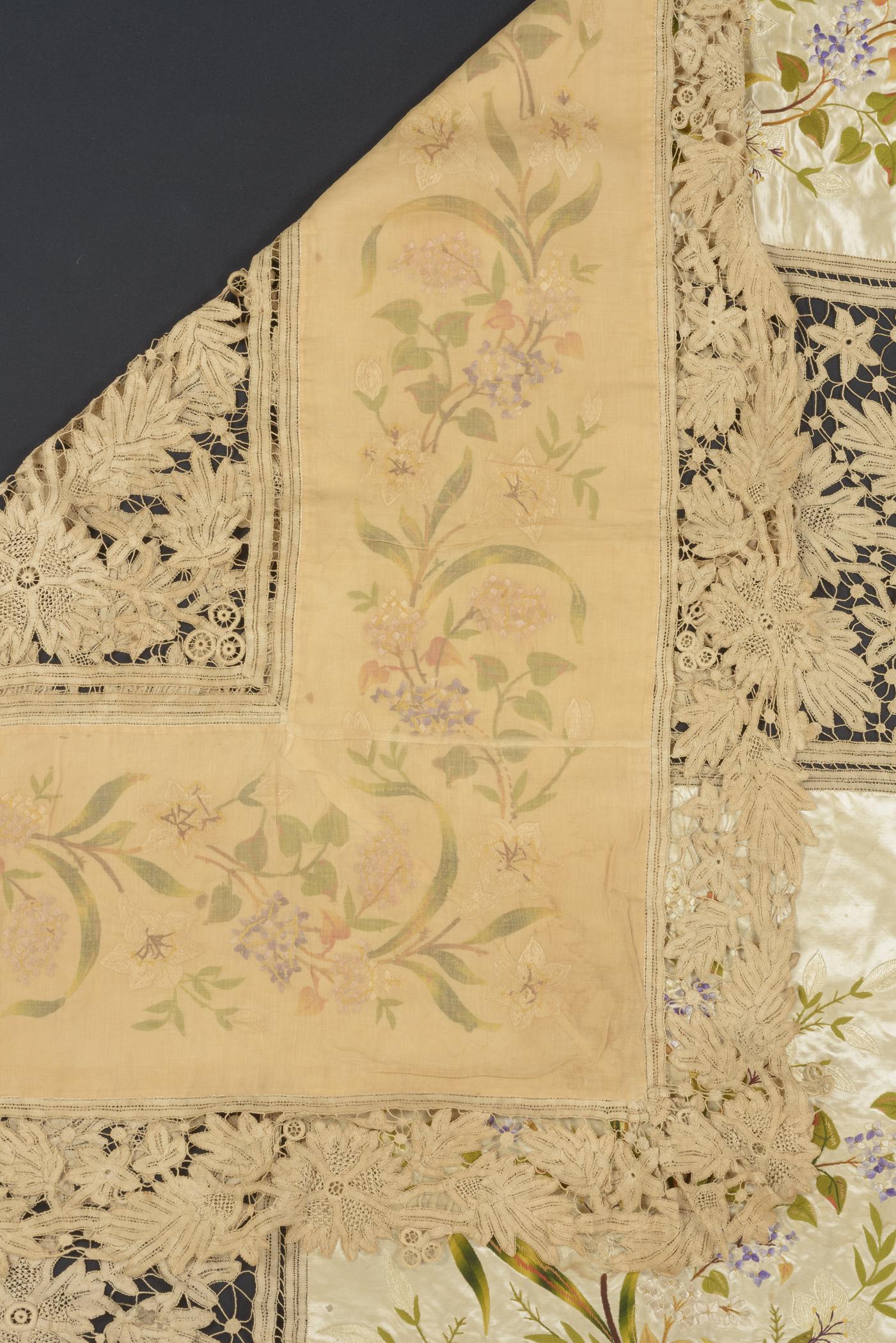 2016.0032 Bedcover, detail 2