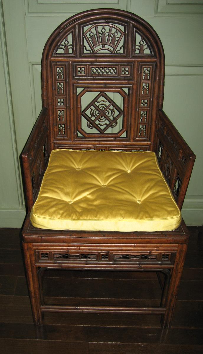 1951.0081.003 chair with 1987.0503.003 cushion view 2